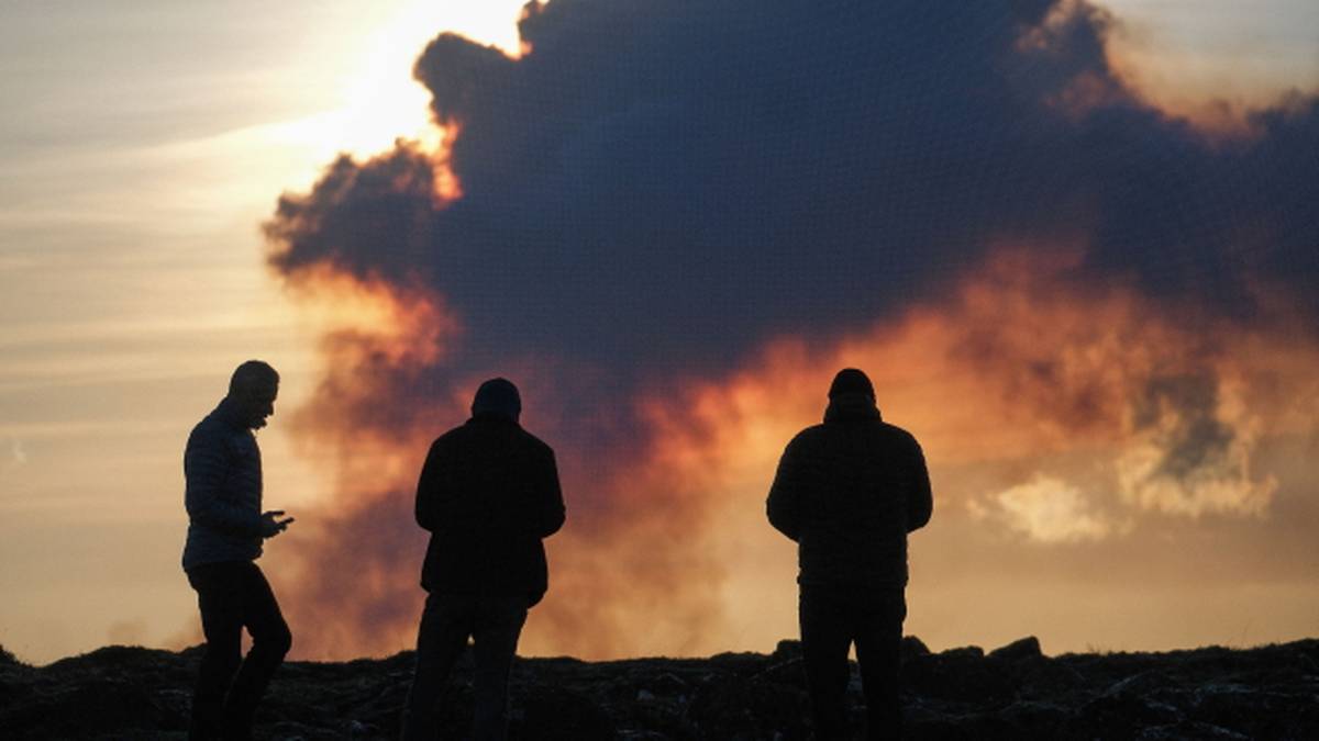 Islandia. Erupcja wulkanu. Lawa spaliła pierwsze domy