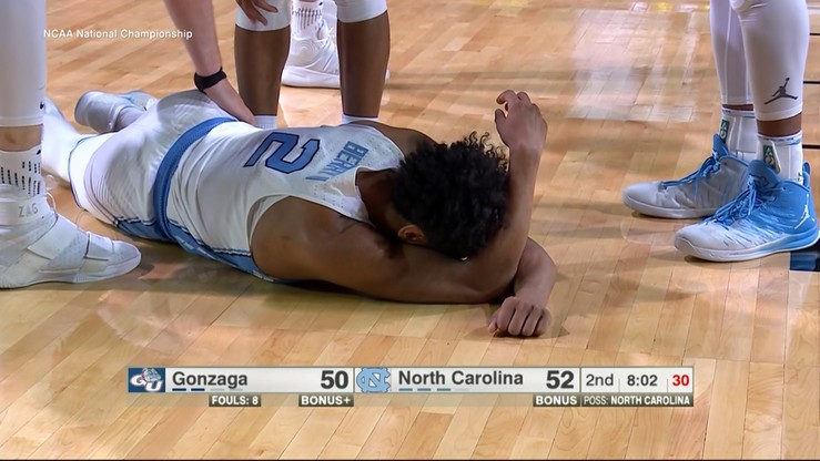 Brzydki faul Karnowskiego w finale NCAA! Złapał rywala za szyję (WIDEO)
