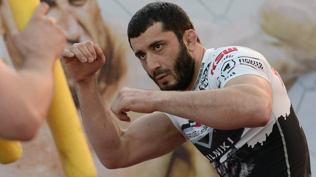 Mamed Khalidov podczas treningu MMA, w pozycji obronnej.
