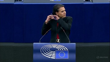 Szwedzka europosłanka ścięła włosy podczas wystąpienia. Gest solidarności