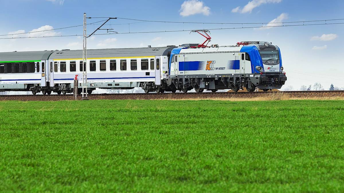 Paraliż na kolei. Dwa pociągi skierowane na siebie