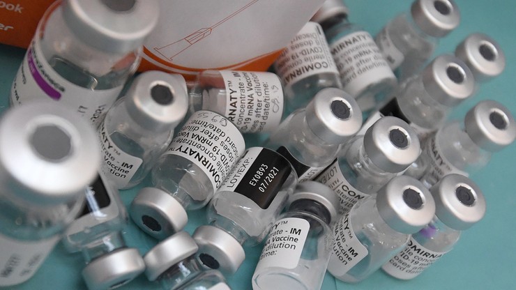 Wielka Brytania: handel podróbkami szczepionek. Służba zdrowia zaleca niszczyć opakowania
