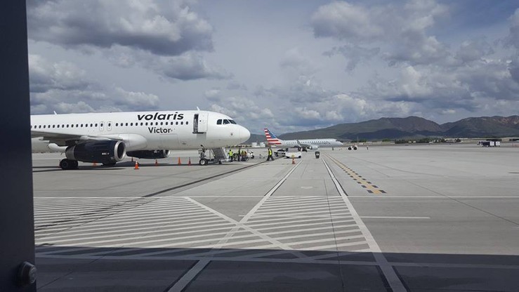 USA: samolot rozbił się na parkingu przed lotniskiem