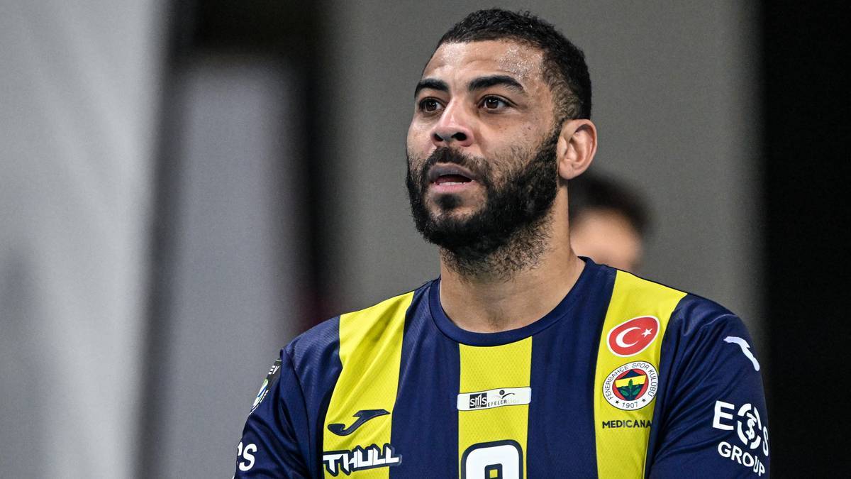 Earvin Ngapeth, zawodnik Fenerbah&ccedil;e Medicana, w ż&oacute;łto-granatowej koszulce
