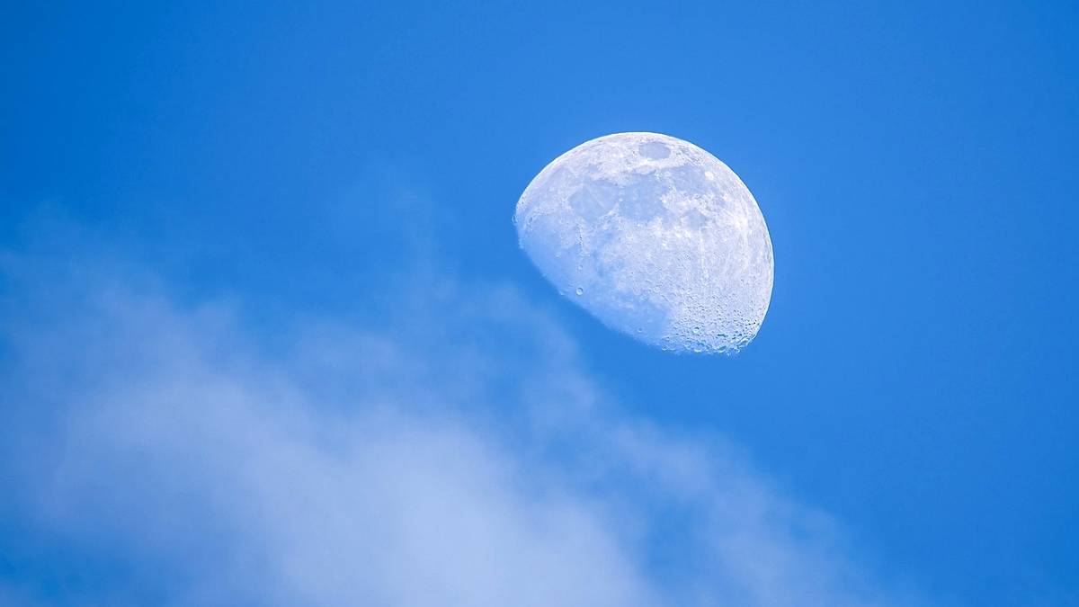 Księżyc w środku dnia. Fot. Pixabay.