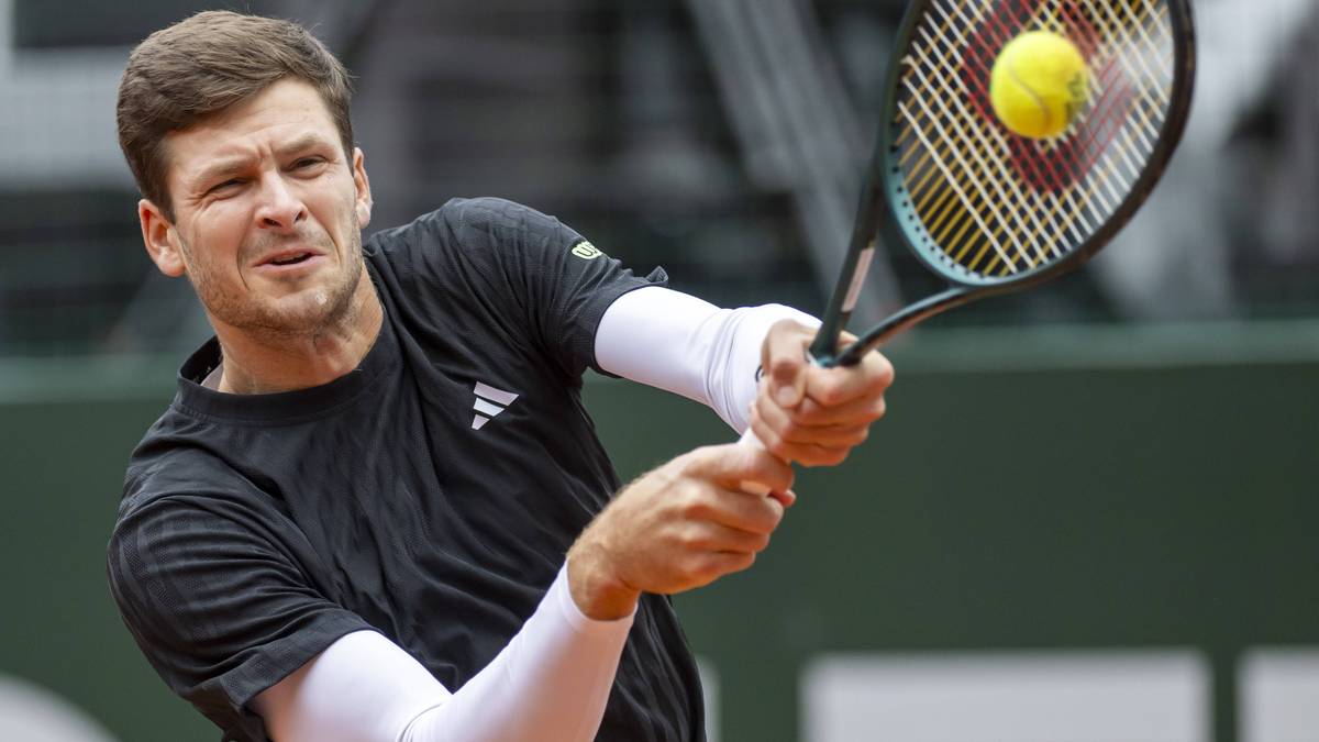 Hubert Hurkacz podczas meczu tenisowego, wykonujący uderzenie forehandem.