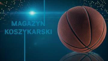 Piłka do koszyk&oacute;wki w zbliżeniu na ciemnym tle z niebieskimi światłami.