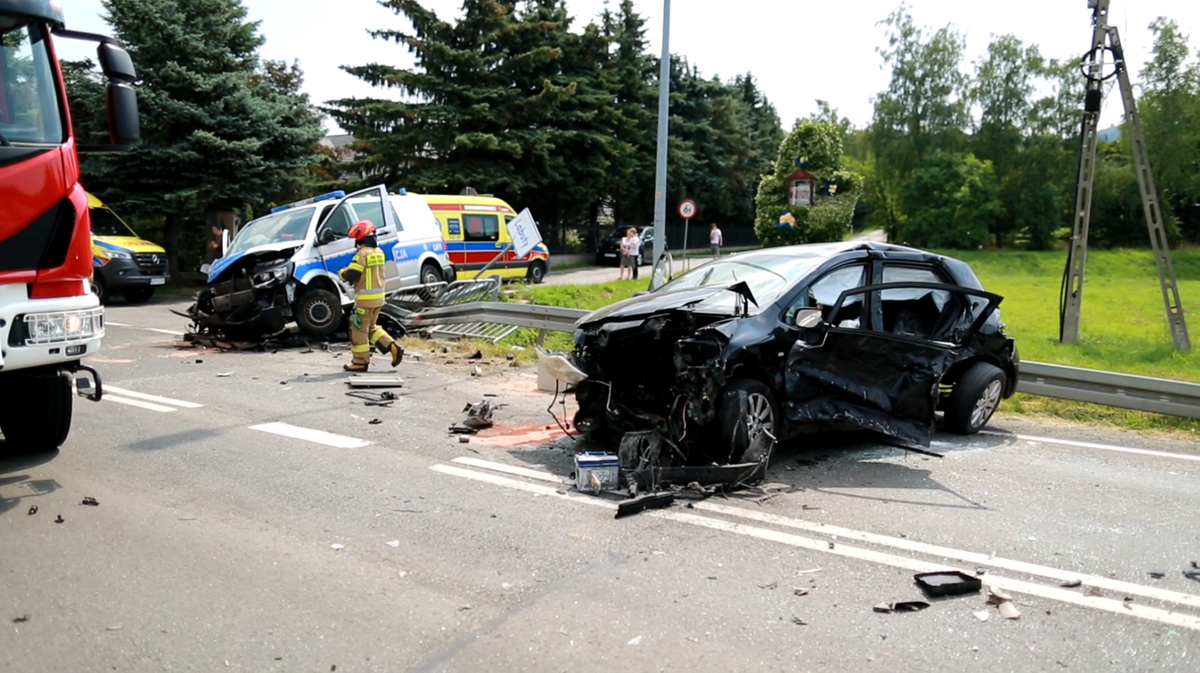 Szymbark: Radiowóz zderzył się z osobówką. Ranne trzy osoby