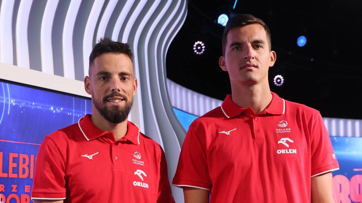 Dwóch mężczyzn w czerwonych koszulkach polo z biało-czerwonym logo, stojących obok siebie.