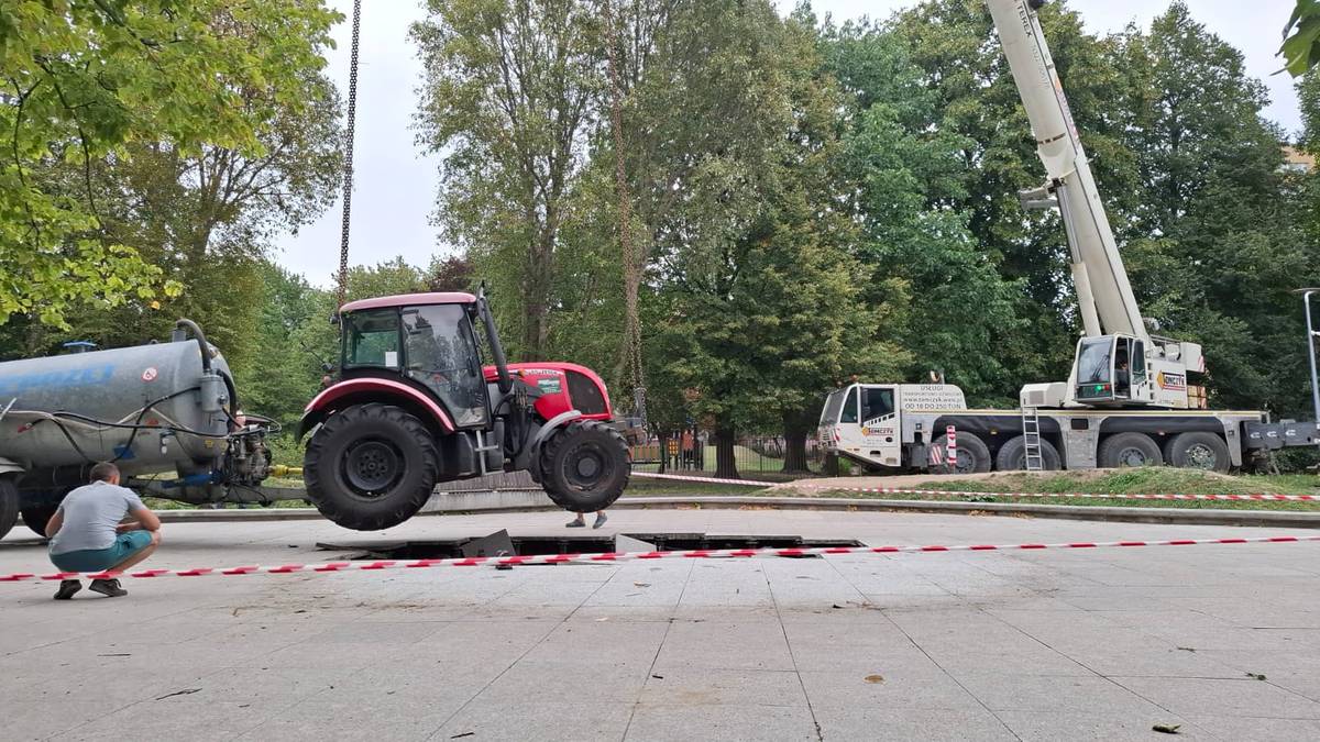 Wyciągnięto traktor pod którym zapadł się chodnik. "Nie było pozwolenia na wjazd"