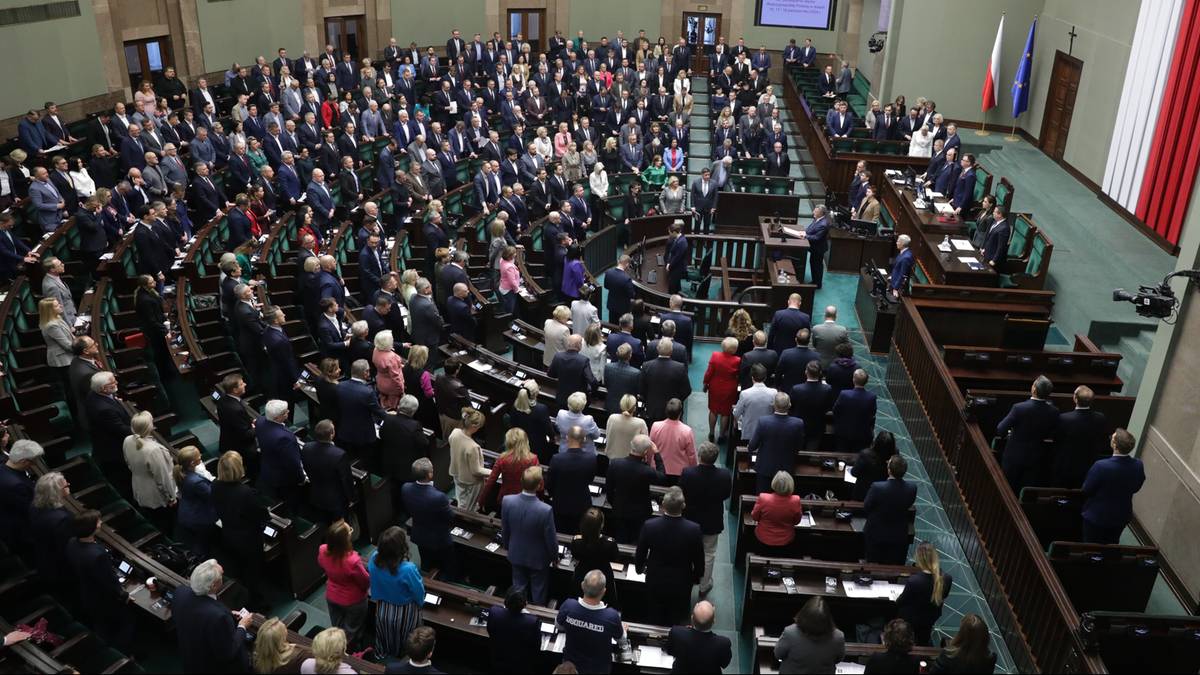 Większe zarobki dla posłów. Najnowszy sondaż rozwiewa wątpliwości