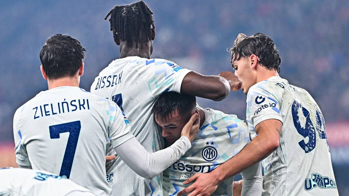 Piłkarze Interu Mediolan świętują zdobycie bramki, jeden z nich klęczy na ziemi, inni go podtrzymują.