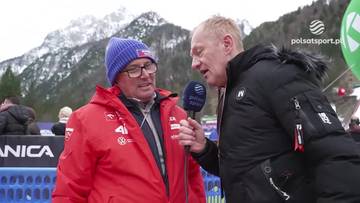 Rozmowa dw&oacute;ch mężczyzn na tle ośnieżonych g&oacute;r.