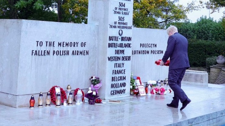 Brytyjski premier Boris Johnson złożył wieniec pod pomnikiem  polskich lotników w Londynie