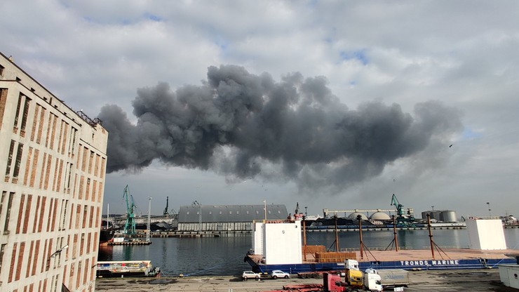 Pożar w porcie w Gdyni. Na miejscu kilkadziesiąt zastępów strażaków