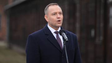 Prezydent Karol Nawrocki przemawia do mikrofonu.