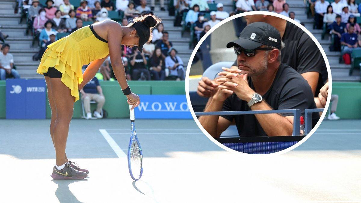 Tenisistka w żółtej sukience na korcie z rakietą, obok niej trener obserwujący mecz.