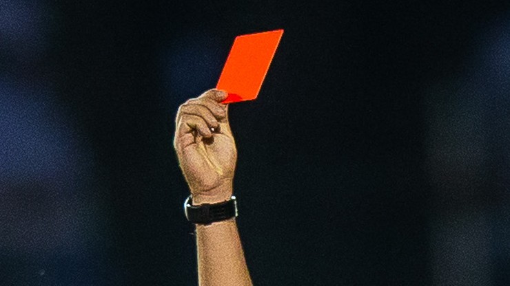 IFAB: Możliwa czerwona kartka w meczu piłkarskim za... umyślny kaszel