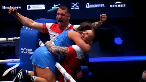 Dw&oacute;ch bokser&oacute;w przytulających się w ringu po zwycięstwie.