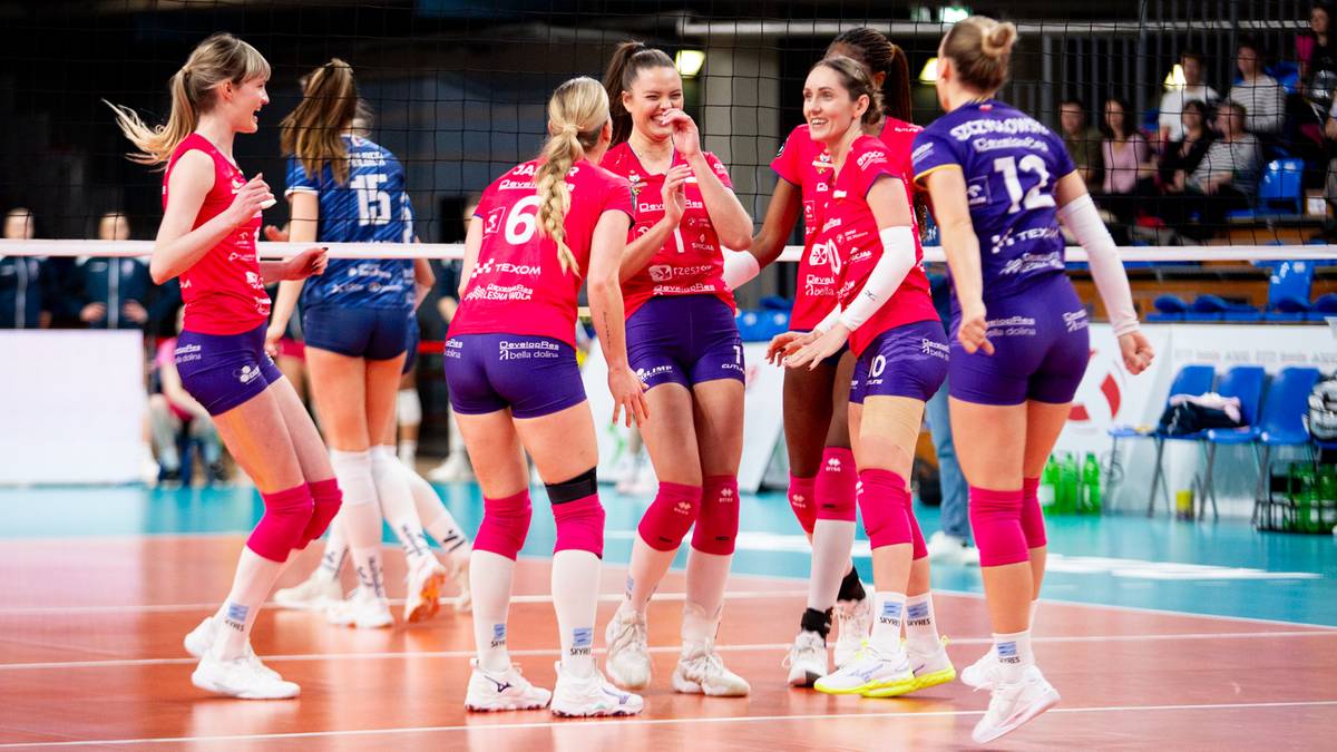 Siatkarki DevelopResu Rzeszów świętują zdobycie punktu, kilka zawodniczek w różowych strojach grupuje się po meczu.