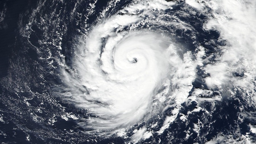 Zdjęcie satelitarne Huraganu Ophelia. Fot. NASA.