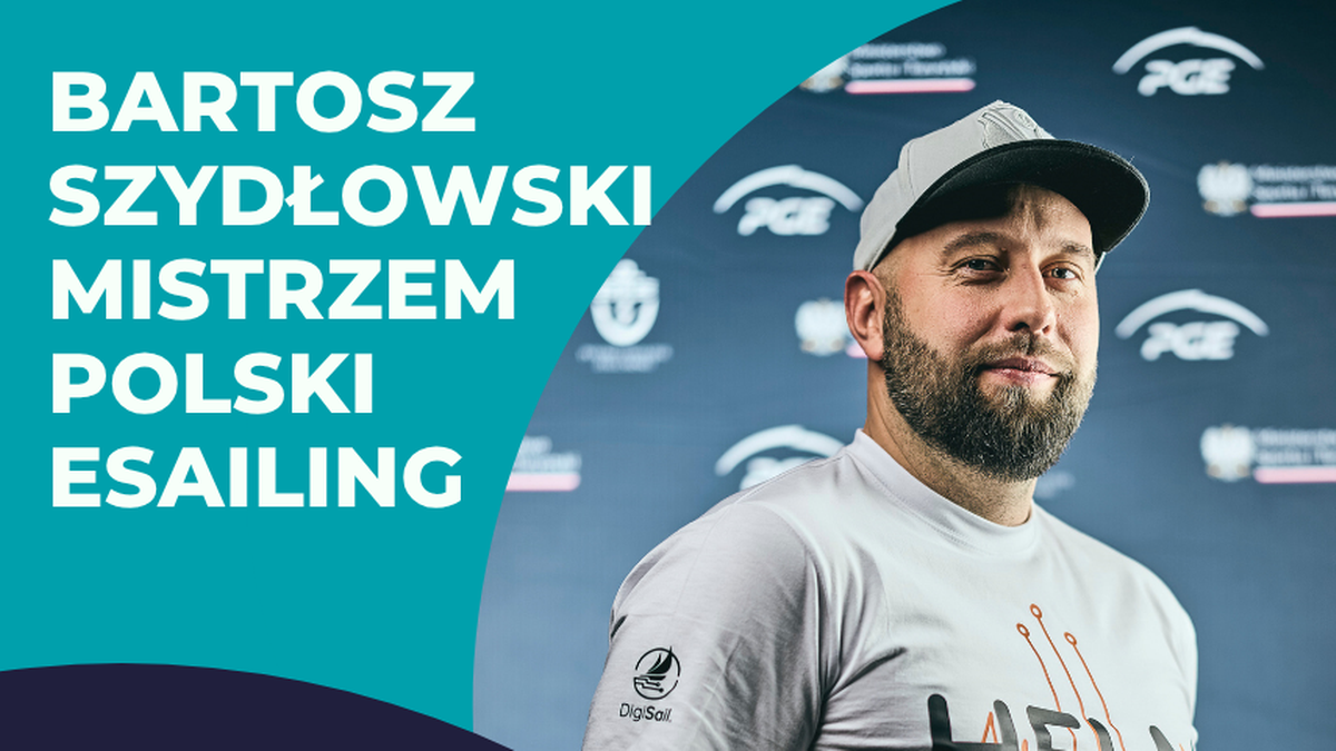 Bartosz Szydłowski, mistrz Polski w eSailingu, z brodą i w czapce z daszkiem, uśmiecha się do kamery. W tle widoczny jest napis z jego imieniem i tytułem.