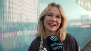 Kobieta z jasnymi blond włosami, uśmiechnięta, z mikrofonem Polsat Sport przed ustami.