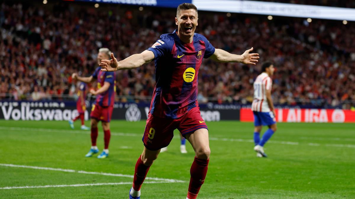 Robert Lewandowski w koszulce FC Barcelony celebruje zdobytą bramkę na boisku piłkarskim.
