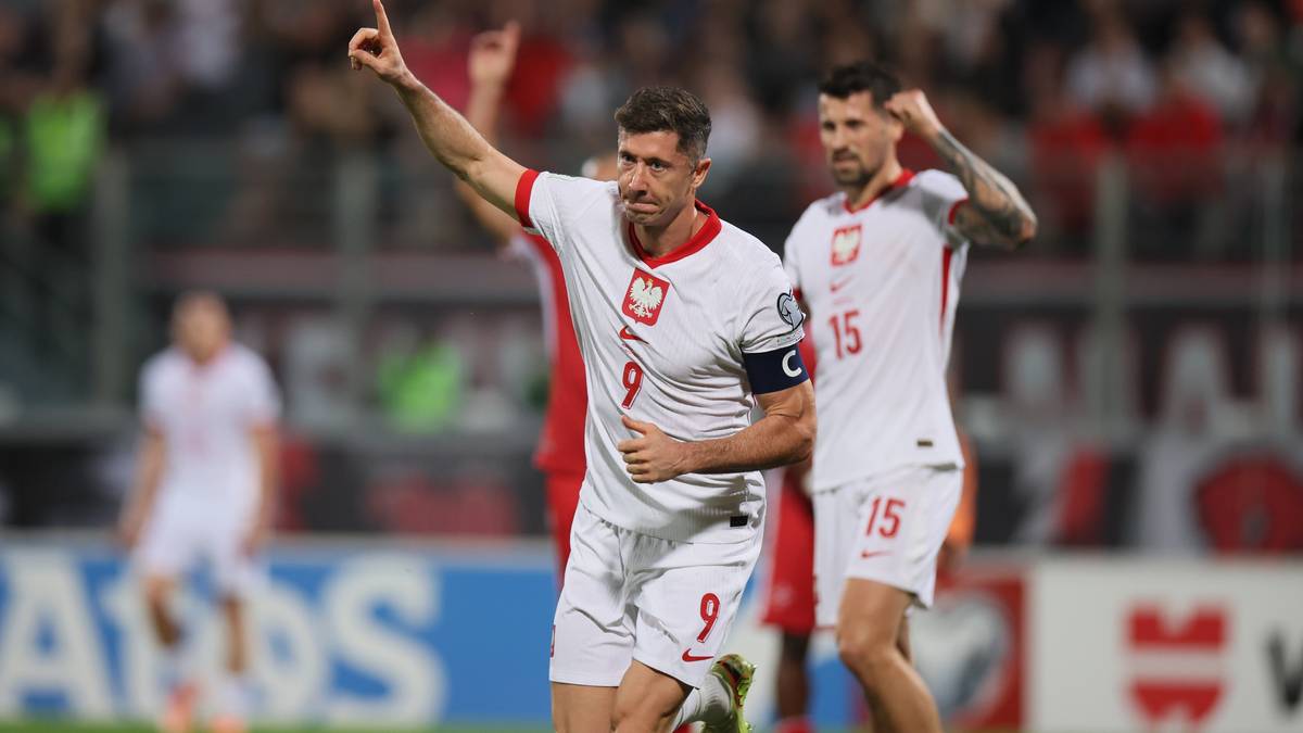 Piłkarz Robert Lewandowski świętuje bramkę w meczu reprezentacji Polski.