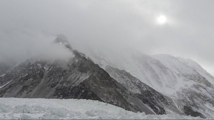 Po wielu dniach szarości, nad bazą pod K2 zaświeciło słońce. "Daje radość i zwiększa nadzieję"
