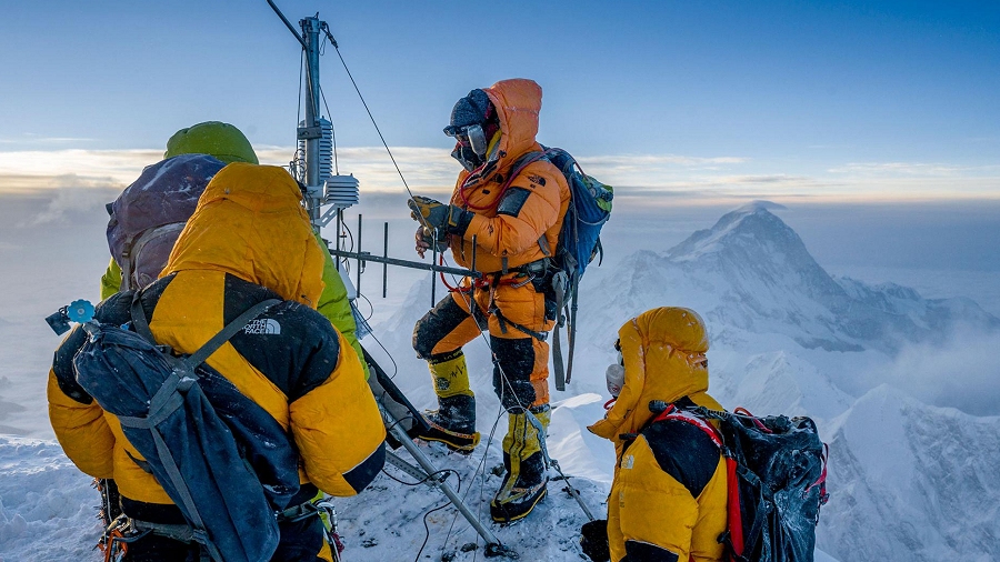 Instalowanie stacji meteo na Mount Everest. Fot. Mark Fisher / National Geographic.