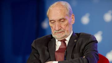 Macierewicz złapał policjanta za mundur. Ostra reakcja szefa MSWiA