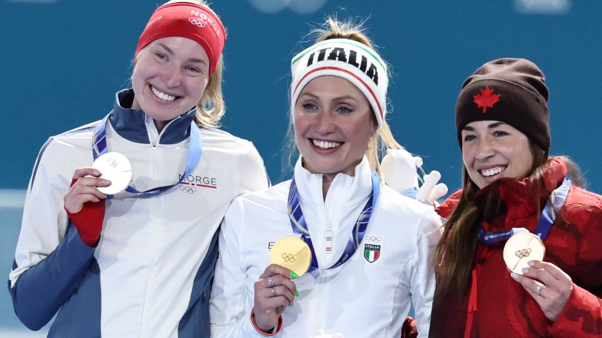 Trzy panczenistki stoją na podium, każda z medalem na szyi.