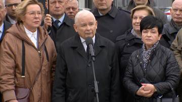 Kaczyński przemawiał na miesięcznicy, zagłuszały go okrzyki. 