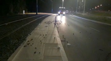 Nocny wypadek w Olsztynie. Mercedes "przeleciał" nad ulicą [WIDEO]