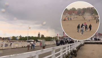 Pogoda zaskoczyła turystów. Uciekali z kocami na plaży