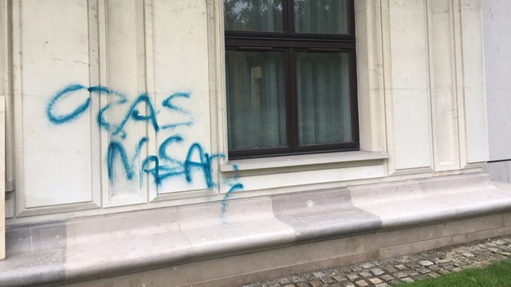 Policja: graffiti na budynku Sejmu to akt wandalizmu
