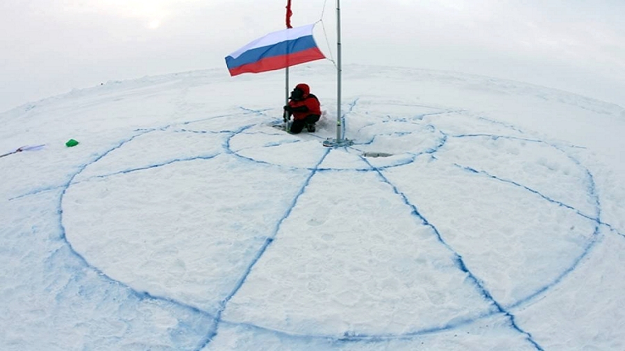 Rosyjska flaga wetknięta na biegunie północnym. Fot. Max Pixel.