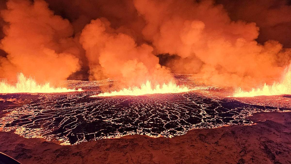 Fontanny lawy podczas aktualnej erupcji wulkanu na Islandii. Fot. Almannavarnir.