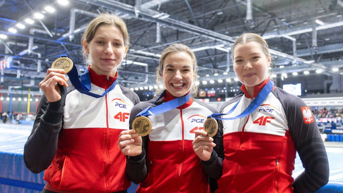 Trzy polskie panczenistki pozują z medalami po zawodach.