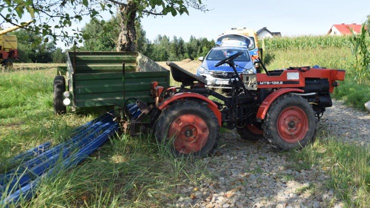 Małopolskie. 93-latek jechał traktorem na pole. Pomylił biegi