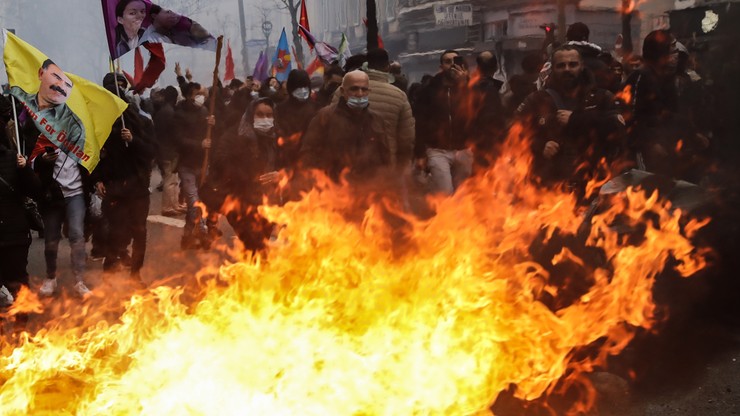 Paryż: Zamieszki po demonstracji Kurdów. Starcia z policją, mundurowi użyli gazu łzawiącego