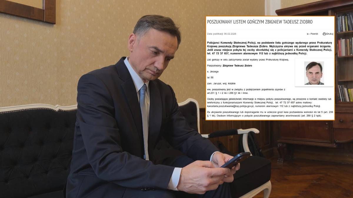 Mężczyzna w garniturze trzyma telefon, obok ekran z listem gończym za Zbigniewem Ziobrą.