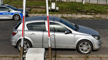 Spieszyła się na pociąg do pracy. Samochód zostawiła pod rogatkami