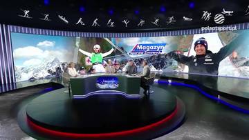 Kamil Stoch - polski skoczek narciarski, na tle pasma g&oacute;rskiego i studia telewizyjnego, gdzie omawiane są jego osiągnięcia sportowe.