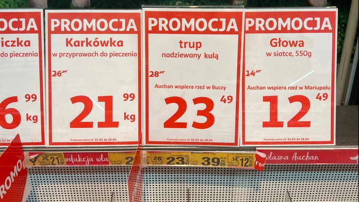 "Auchan wspiera rzeź w Buczy". Warszawski artysta z kolejnym happeningiem