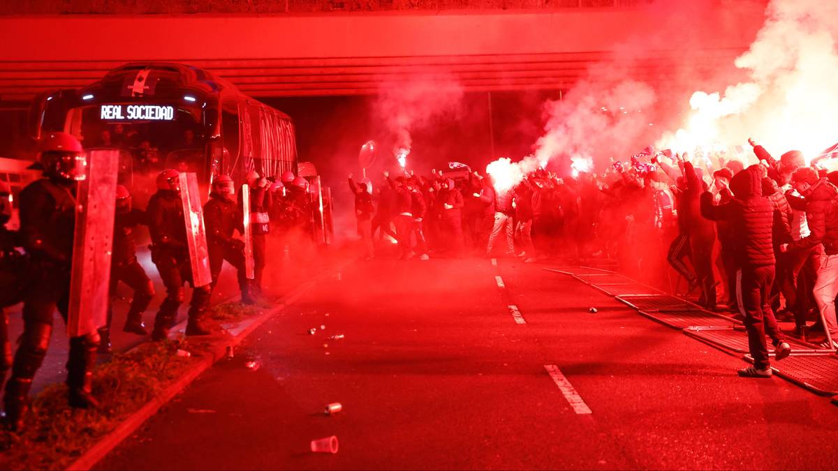 Skandal przed meczem LE, kibice gości zaatakowani. W ruch poszły noże, kije i pałki