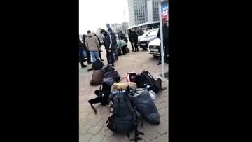 Kolejne grupy migrantów gromadzą się w Mińsku. Jest nagranie 