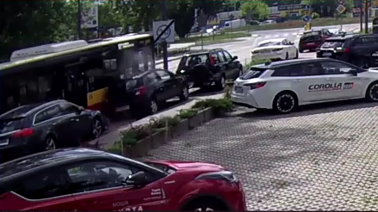 Warszawa: wjechał autobusem w zaparkowane auta. [FILM] z momentu wypadku