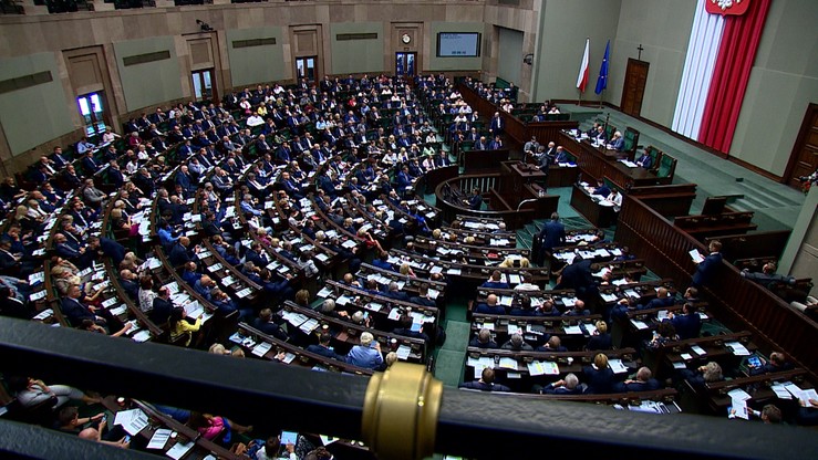 Posłowie z mniejszymi pensjami za "naruszenie powagi Sejmu". Prezydent podpisał nowelę